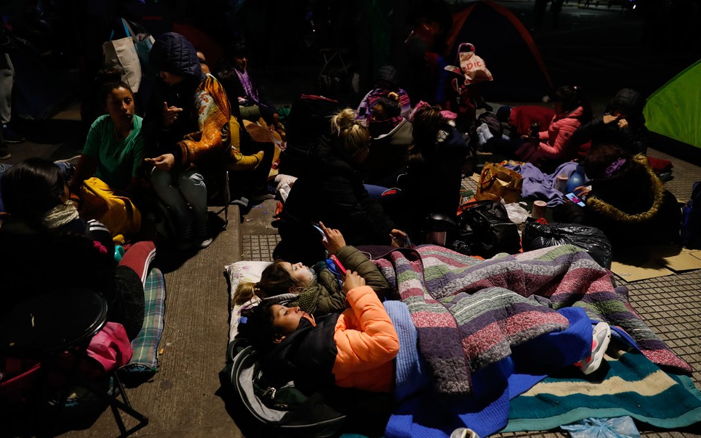 Manifestantes acampam do lado de fora do Ministério do Desenvolvimento Social, em Buenos Aires, na Argentina, na quarta-feira (4) — Foto: AP Photo/Natacha Pisarenko