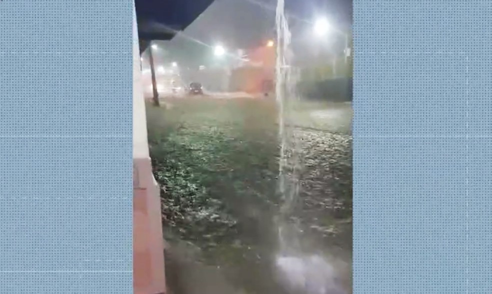 Cemaden alertou para riscos de deslizamentos e desabamentos na cidade — Foto: Reprodução/TV Bahia