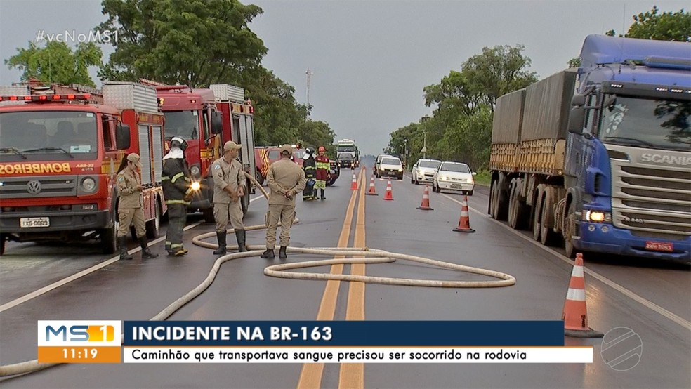Rodovia ficou fechada até chamas serem contidas. — Foto: Reprodução/TV Morena
