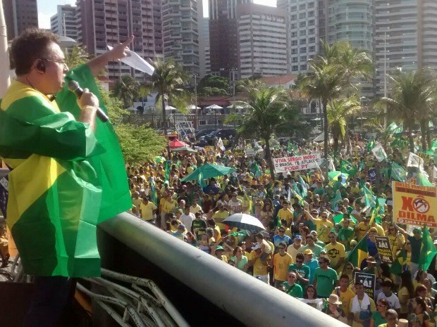 Manifestantes em Fortaleza declaram apoio aos deputados e senadores que se posicionam a favor do impeachment de Dilma Rousseff (Foto: Lena Sena/G1)
