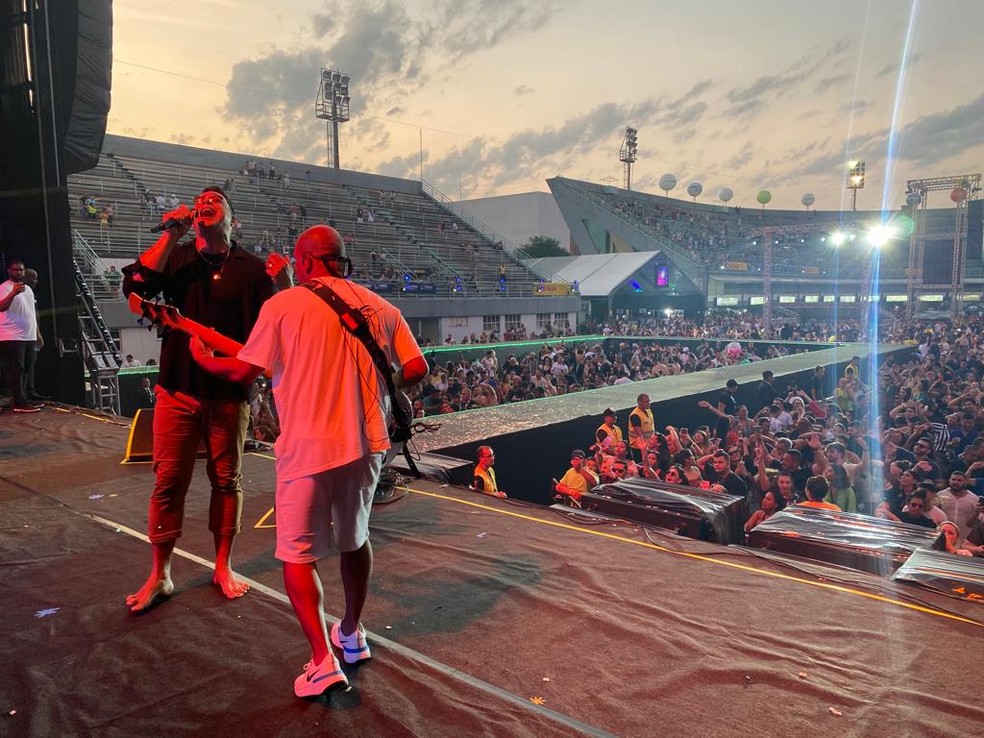 Xanddy Harmonia cantou no Samba Manaus 2022 at&eacute; o dia amanhecer  &mdash; Foto: Eliena Monteiro/g1 AM