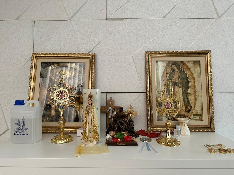 Altar feito por Atuesta em sua casa com várias relíquias de santos — Foto: Emilio Botta
