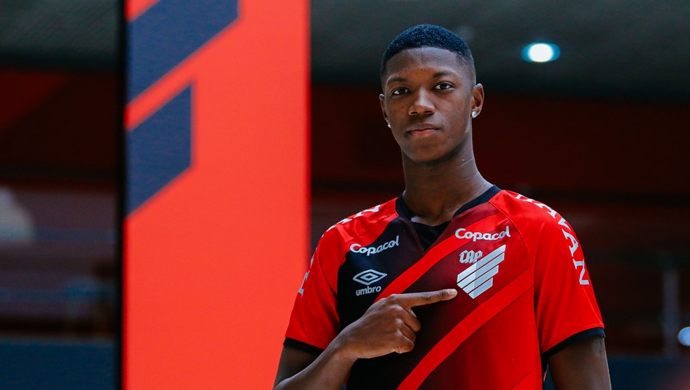 Matheus Babi assina com o Athletico até abril de 2025 — Foto: Athletico