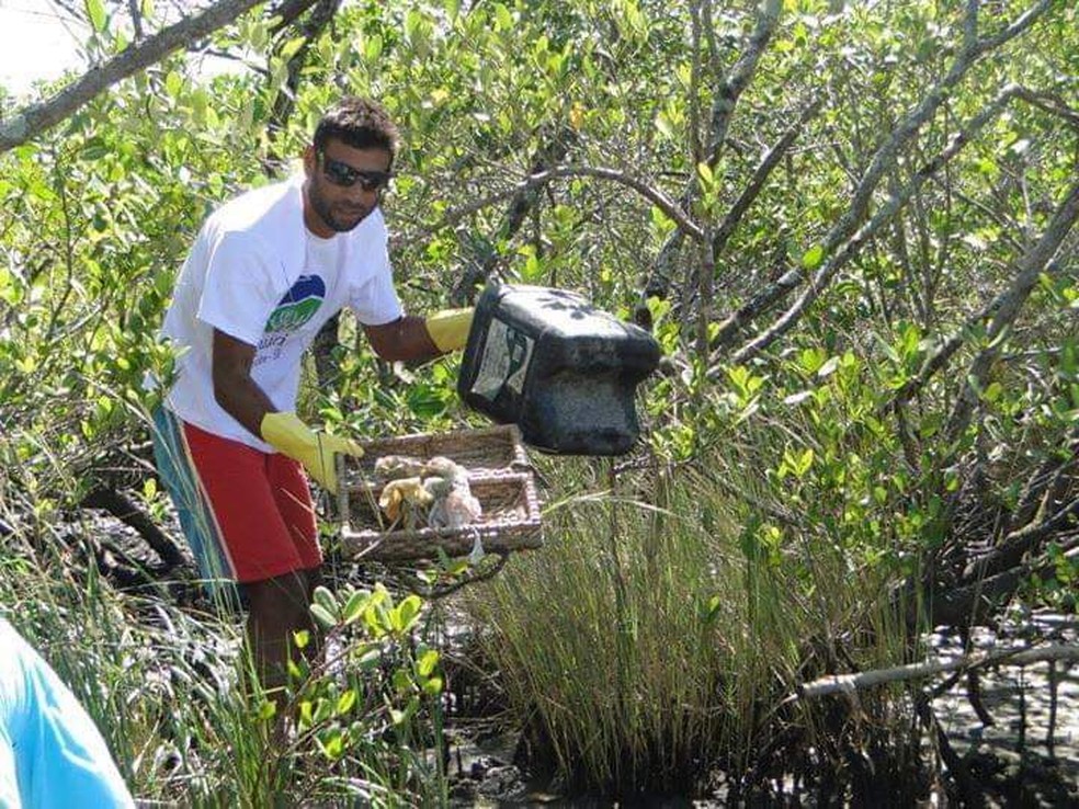 De acordo com o ambientalista e parceiro da Ecomov, Amilton Pedroso de Aguiar, a rota para a coleta de resíduos nas praias é feita por trilhas — Foto: Arquivo Pessoal