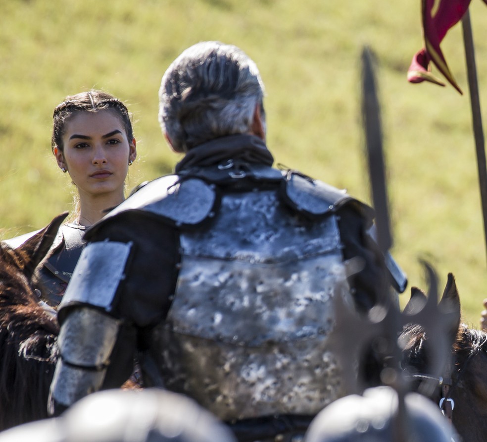 Selena e Otávio ficam frente a frente (Foto: Artur Meninea/Gshow)