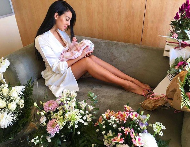 Alana Martina, filha de Cristiano Ronaldo, com a mãe (Foto: Reprodução / Instagram)