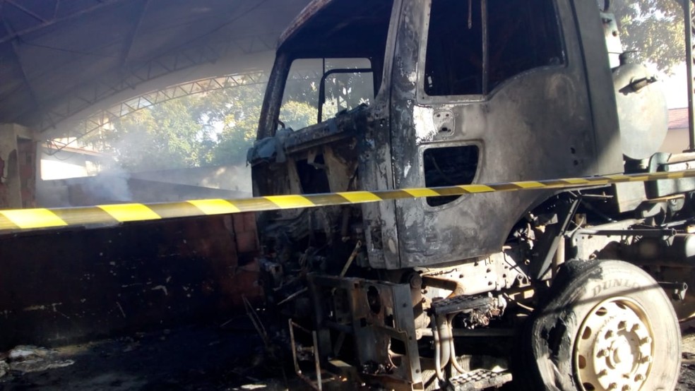 Caminhão é incendiado por criminosos durante a madrugada na cidade de Eusébio — Foto: Reprodução/SVM