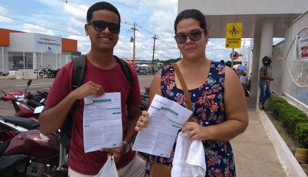 Casal culpou demora de ônibus em Rio Branco  (Foto: Aline Nascimento/G1)