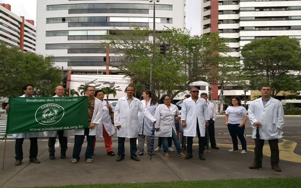 Médicos de Aracaju realizam ato no calçadão do Bairro 13 de Julho, Zona Sul da capital (Foto: Mércia Oliva/Sindimed/Divulgação)