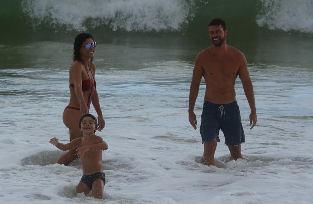 Juliana Paes com o marido e filhos (Foto: AgNews) Juliana Paes com o marido e filhos (Foto: AgNews)