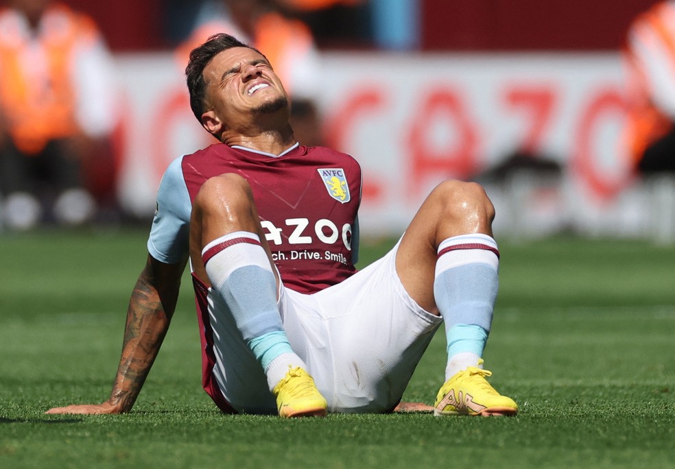 Coutinho cai no gramado e é substituído durante jogo do Aston Villa — Foto: REUTERS