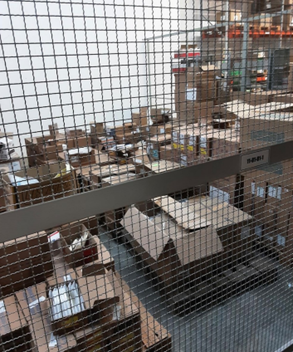Local armazena inúmeros produtos vencidos em áreas onde deveriam conter insumos dentro da validades — Foto: MPMT/reprodução