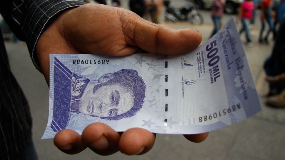 Em apenas três dias, a moeda venezuelana perdeu quase 25% de seu valor em relação ao dólar (Foto: Getty Images via BBC)