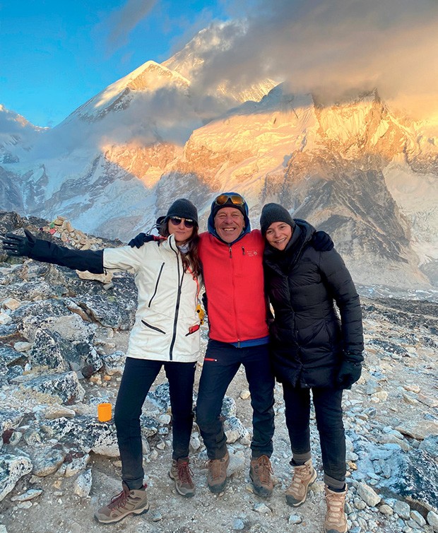 As duas com Manoel Morgado, chefe da expedição, com o Everest ao fundo (Foto: Tania Otranto / Arquivo pessoal)