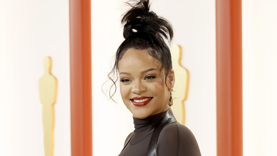 Rihanna no Oscar 2023: cantora arrasa com look poderoso e barriguinha em destaque