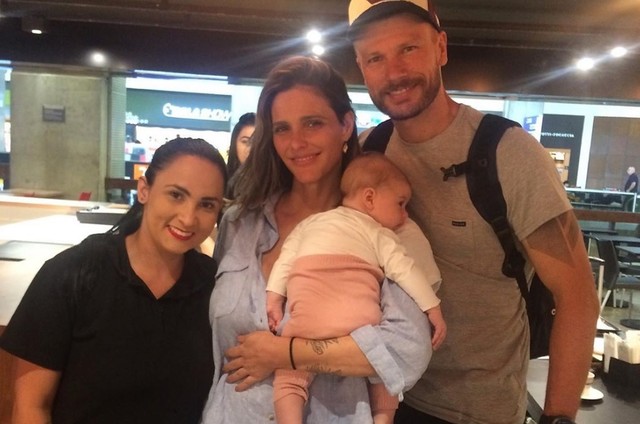 Fernanda Lima e Rodrigo Hilbert posam com fã em aeroporto (Foto: Reprodução/Instagram)
