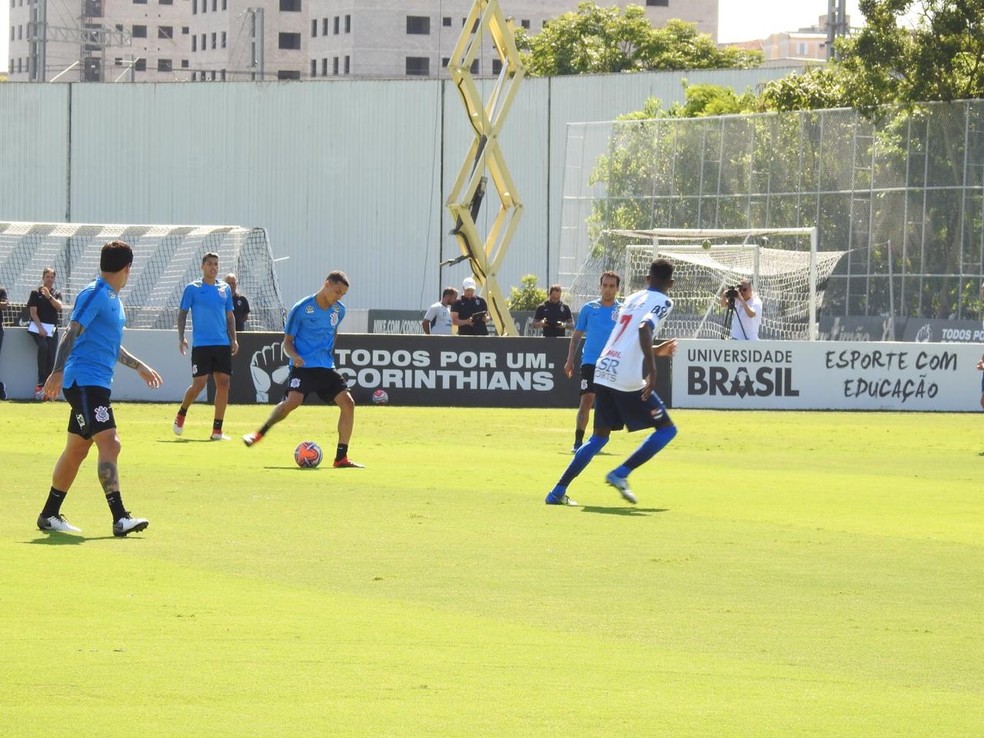 Titulares do Corinthians enfrentam o Nacional em jogo-treino no CT Joaquim Grava — Foto: Bruno Cassucci