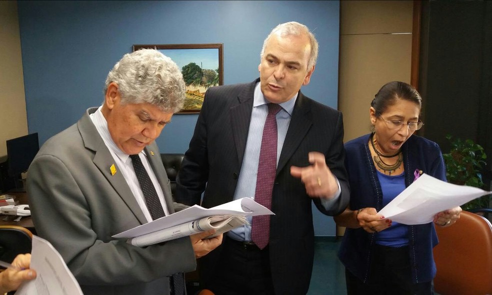 O deputado Júlio Delgado (ao centro) apresentou requerimento contra Wladimir Costa no Conselho de Ética da Câmara (Foto: Bernardo Caram, G1)