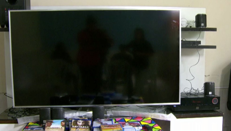 TV de 65 polegadas e home theater foram retirados de Benfica (Foto: Reprodução/GloboNews)