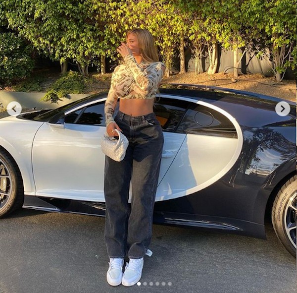 A socialite Kylie Jenner no ensaio em frente ao novo carro de sua coleção, avaliado em R$ 15 milhões (Foto: Instagram)