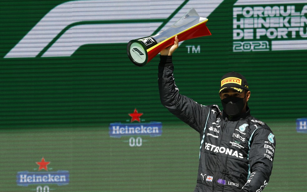 Lewis Hamilton no pódio do GP de Portugal — Foto: REUTERS/Marcelo Del Pozo