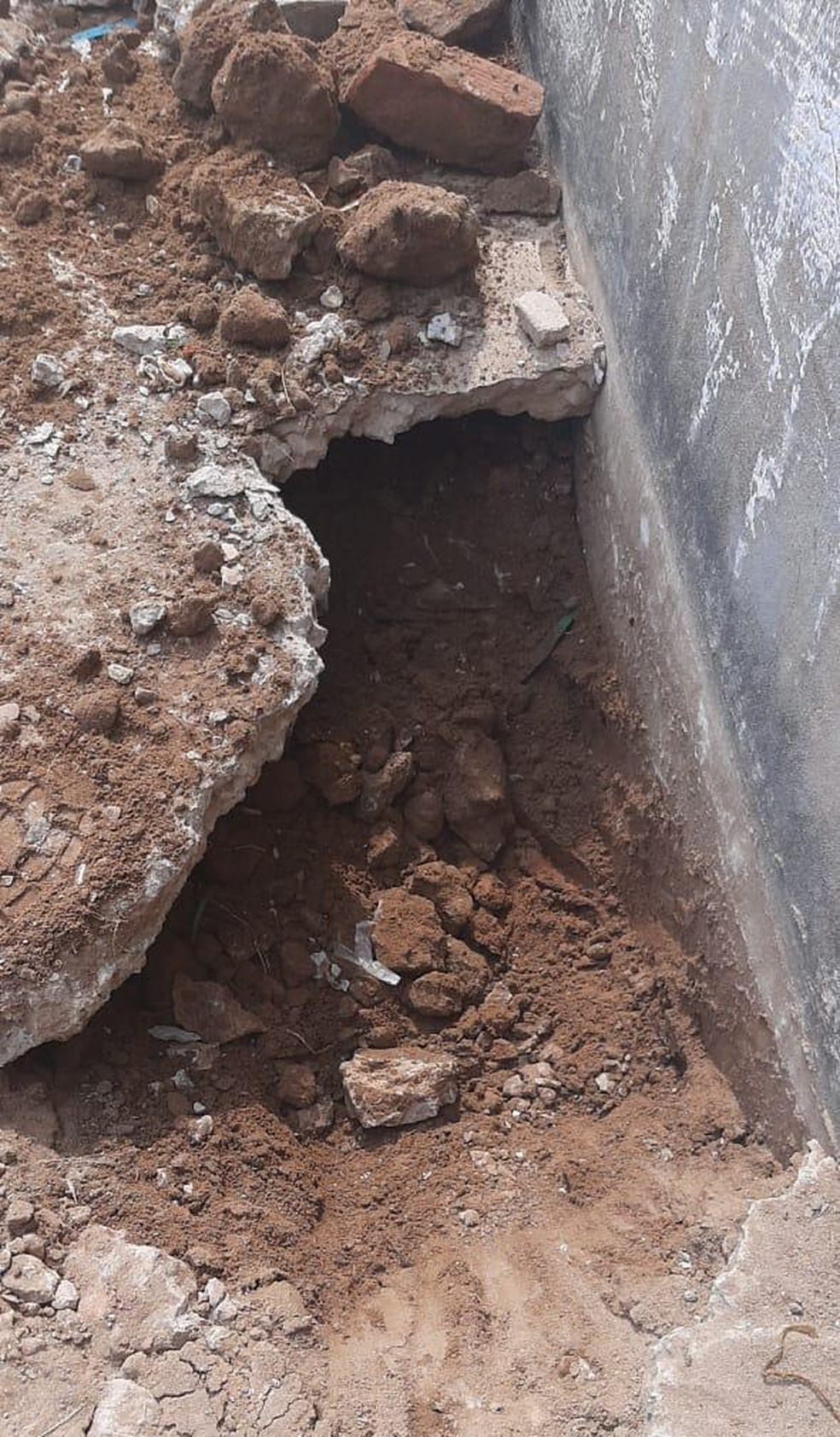 Equipes acharam salas danificadas e um buraco no Chapão — Foto: Ascom/Iapen-AC