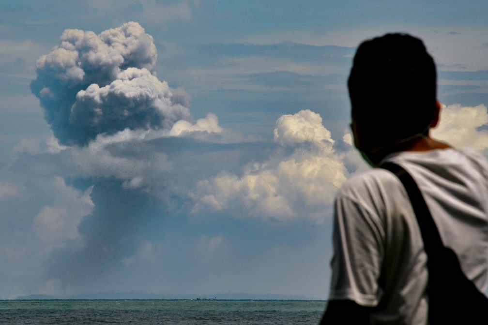 Homem observa fumaça do vulcão em erupção — Foto: Ronald Siagian / AFP Photo