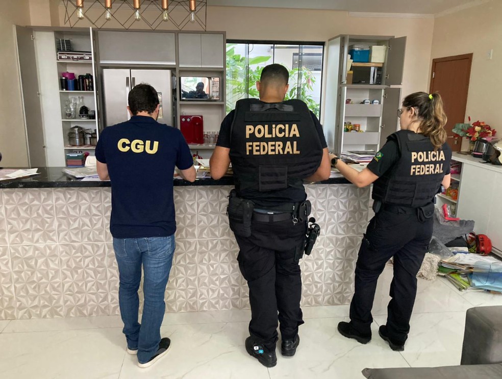 Servidor da CGU e policiais federais fazem busca em apartamento como parte da operação Ptolomeu III — Foto: Polícia Federal/Reprodução