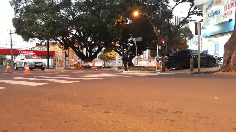 Cruzamento onde aconteceu o acidente. Avenida está interditada (Foto: José Aparecido/ TV Morena)