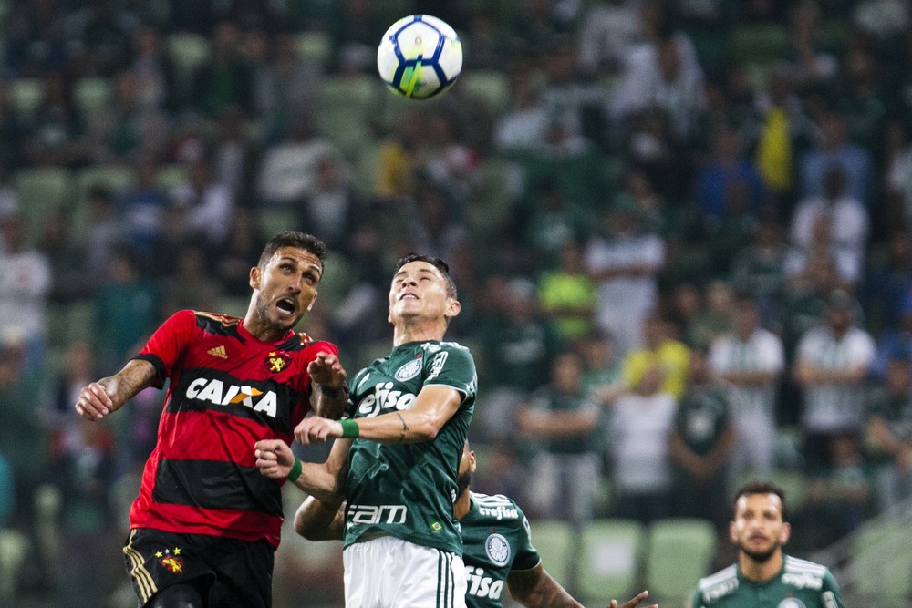 Barbosa leva o terceiro amarelo, e Victor Luis deve enfrentar o Cruzeiro