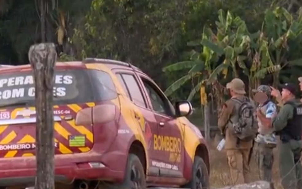 Informante ajuda policiais e bombeiros a entrar nas matas durante a caçada a Lázaro Barbosa — Foto: Reprodução/TV Anhanguera