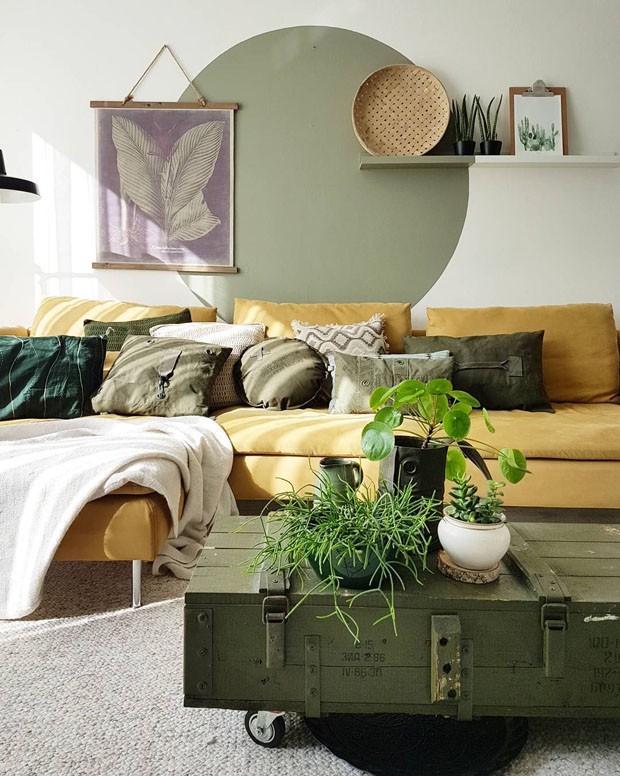 Décor do dia: sala com sofá amarelo e muitas plantas (Foto: reprodução)