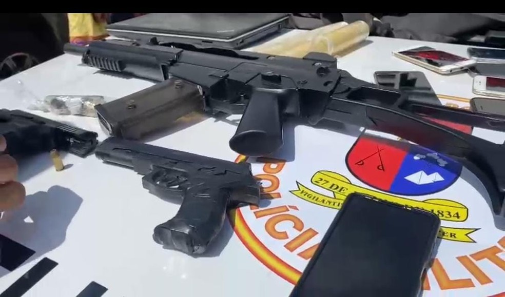 Fuzil falso e pistola roubada de policial militar entre materiais apreendidos com criminosos nesta quarta (9) em Natal — Foto: Cedida