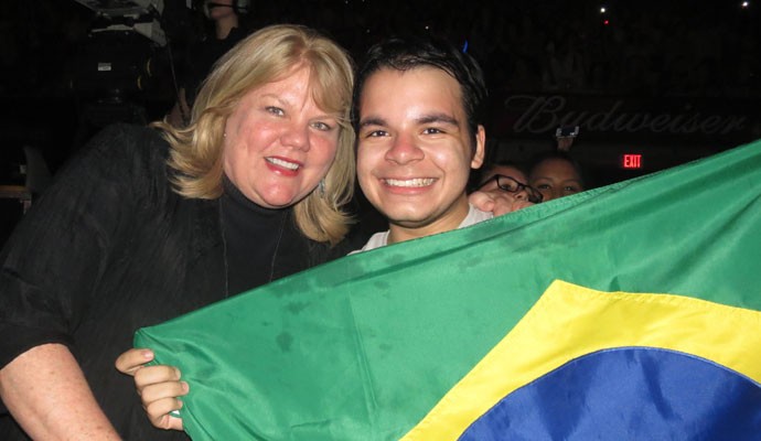 Fã de Taylor Swift Jefferson Souza posa ao lado de Andrea Swift, mãe da cantora, na plateia de um show em Miami. ‘Ela me viu com a bandeira do Brasil, comentou e adorou; foi supercarinhosa’, afirma o swifter 
