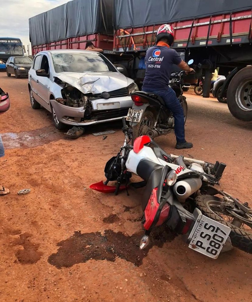 Mulher morre após moto colidir de frente com carro de passeio na BR-010, em Governador Edison Lobão — Foto: Divulgação/Redes sociais