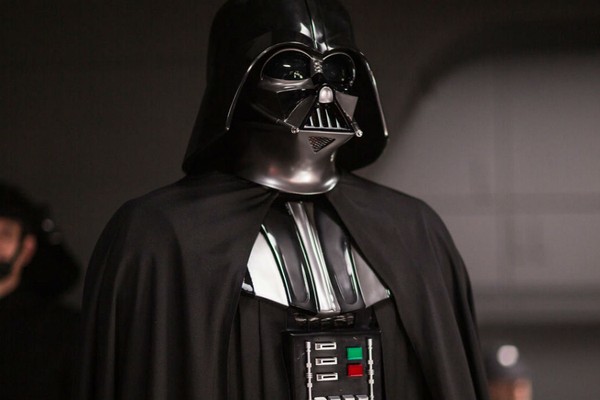 A armadura de Darth Vader foi vista nos bastidores das filmagens de 'Han Solo: Uma História Star Wars' (Foto: Divulgação)