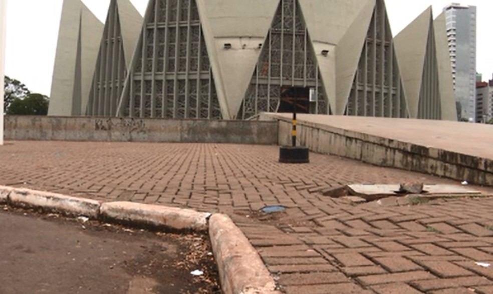 O adolescente de 17 anos foi atingido por oito tiros na praça da Catedral de Maringá e morreu no local, na madrugada deste domingo (18). (Foto: RPC/Reprodução)