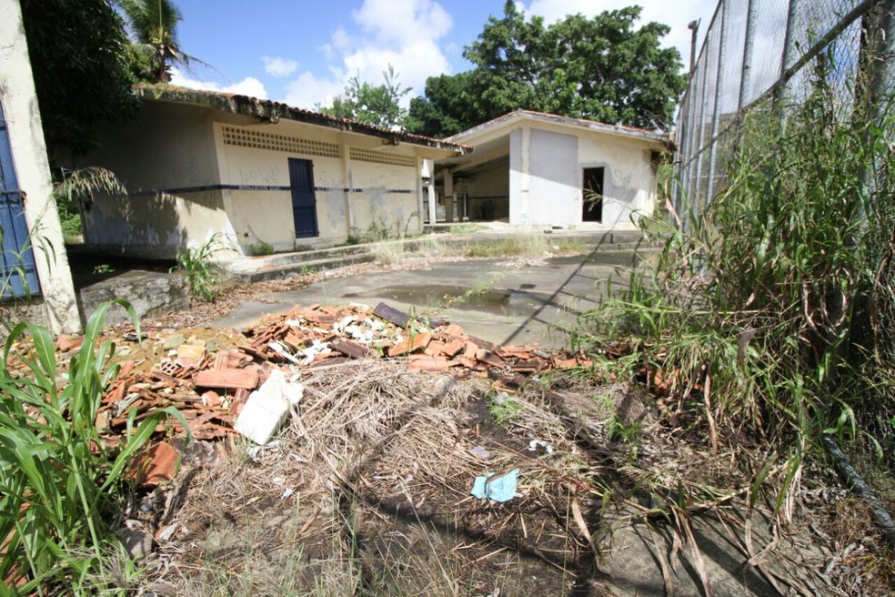 Pelo menos oito escolas estÃ£o com obras paradas ou atrasadas ou com prÃ©dios fechados no Recife (Foto: Marlon Costa/Pernambuco Press)