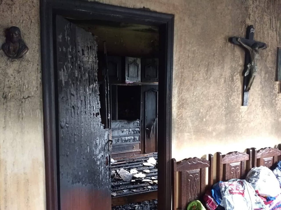 Incêndio em residência em São João del Rei — Foto: Corpo de Bombeiros/Divulgação