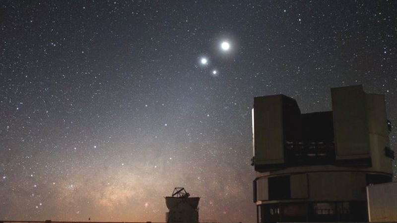 BBC O VLT, no Chile, foi um dos seis telescópios usados ​​para determinar quando as primeiras estrelas começaram a brilhar (Foto: ESO via BBC)