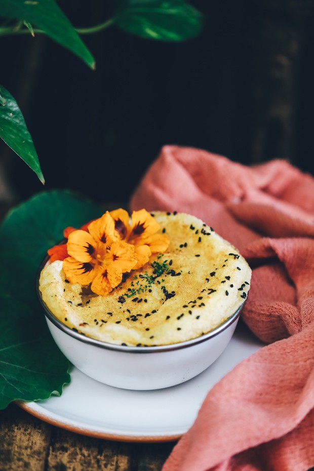 Receita saudável e saborosa: suflê de couve-flor (Foto: POR SIMPLESMENTE)