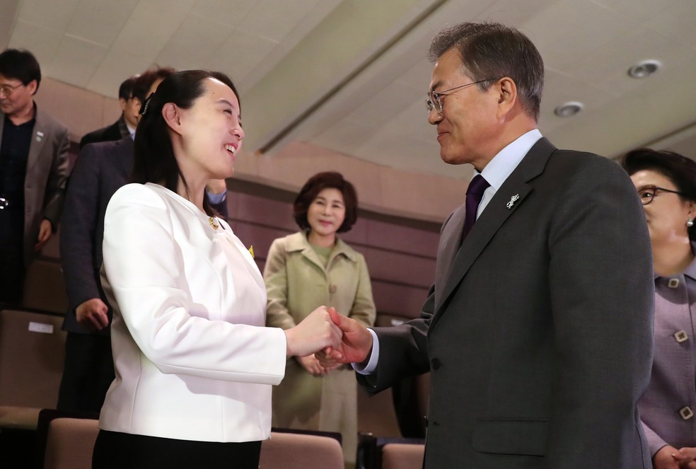 O presidente da Coreia do Sul Moon Jae-in cumprimenta a irmã do líder norte-coreano, Kim Yo Jong, neste domingo (11) no Teatro Nacional de Seul (Foto: Bee Jae-man/Yonhap via AP)