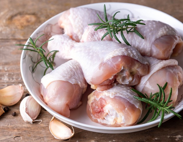 Uncooked chicken with ingredients for cooking (Foto: Getty Images)