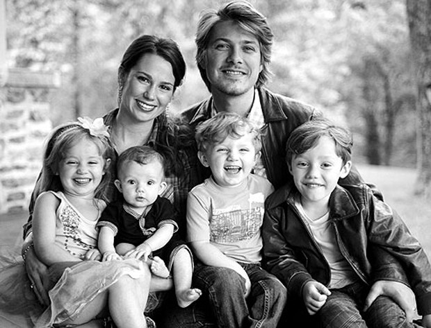 Taylor Hanson e a mulher,  Natalie Anne Bryant, com 4 de seus 5 filhos (Foto: Reprodução)