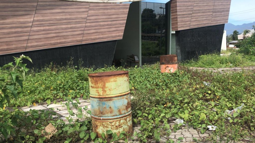Os moradores denunciam que há infiltração de água nas instalações do novo prédio, que ainda não está funcionando — Foto: Anézia Gomes/SVM