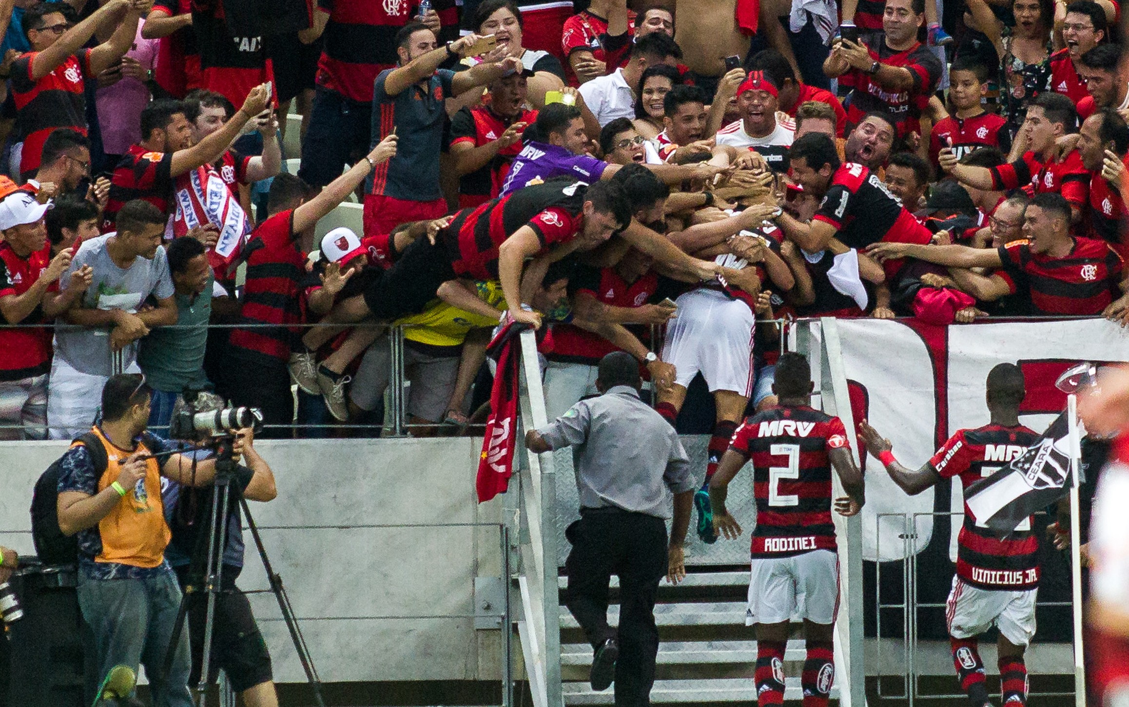 Torcedor abraça Diego no Castelão e comemora: Melhor que abraçar minha esposa!