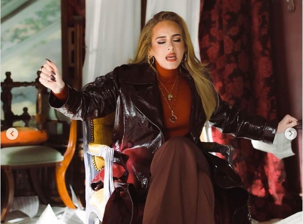 A cantora Adele nos bastidores das filmagens do clipe da canção Easy On Me (Foto: Instagram)