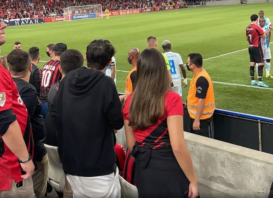 Torcedor do Athletico suspeito de injúria racial contra jogador do Londrina deixa prisão após pagar fiança de R$ 500, diz polícia