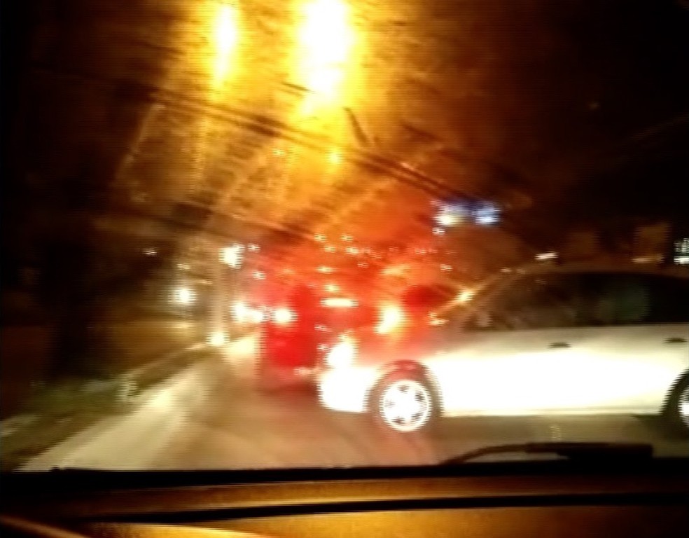 Motoristas voltam na contra-mão de avenida durante tiroteio em Natal (Foto: Reprodução/Vídeo)