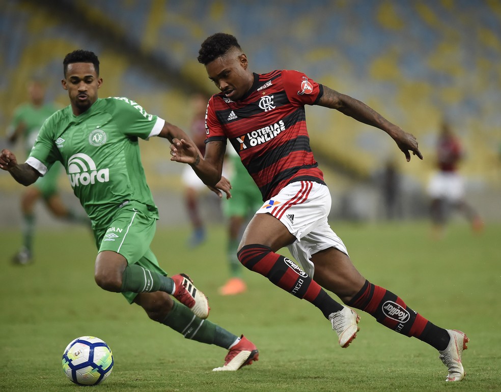 Viitnho tem desemmpenho irregular no seu in&iacute;cio de Flamengo  (Foto: Andr&eacute; DUR&Atilde;O)